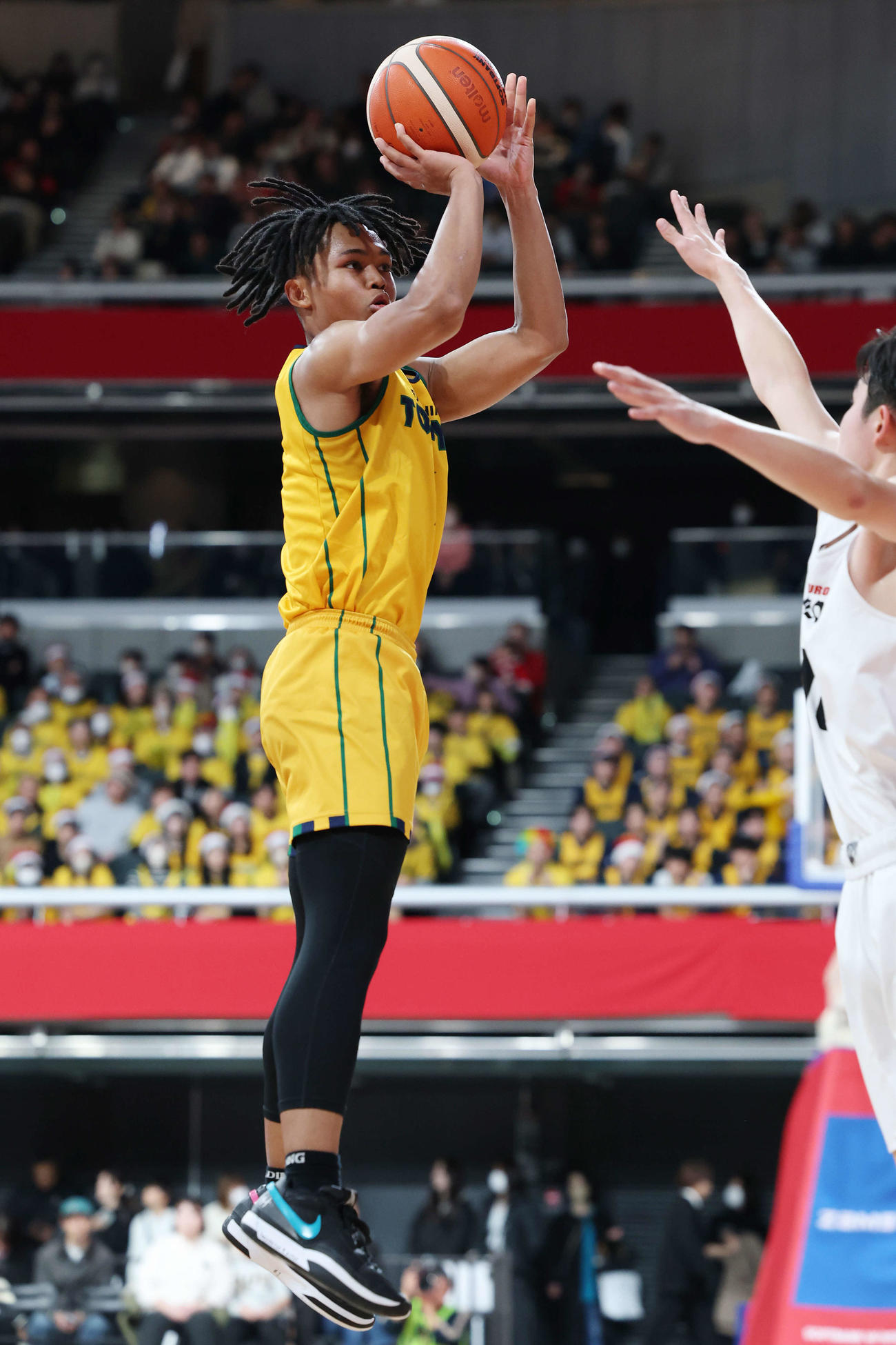 黒沢尻工対福島東稜　第4Q、3点シュートを決める福島東稜・斎藤（撮影・宮地輝）