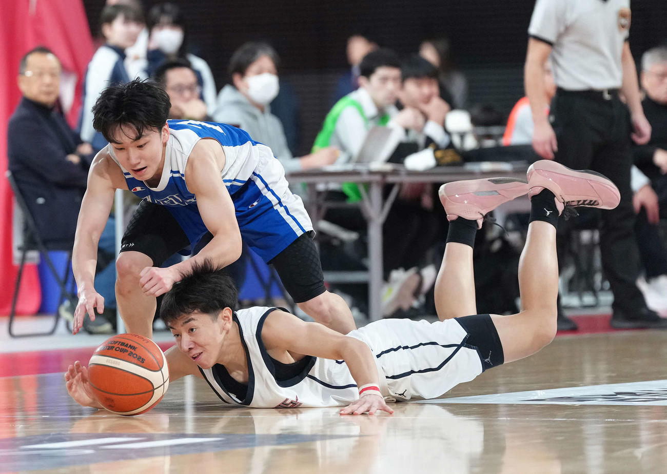 福岡大大濠対羽黒　第1Q、激しくボールを追う福岡大大濠・村上（右）と羽黒・坂（撮影・足立雅史）