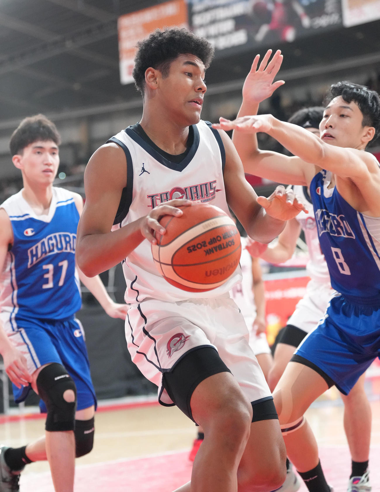 福岡大大濠対羽黒　第1Q、攻め込む福岡大大濠・白谷（中央）（撮影・足立雅史）
