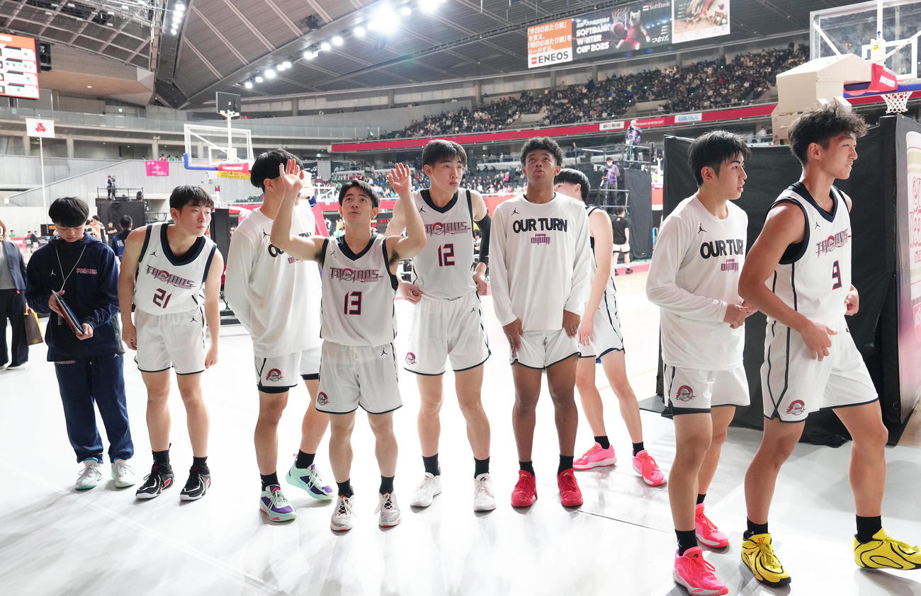 福岡大大濠対羽黒　羽黒に勝利しあいさつする福岡大大濠の選手たち（撮影・足立雅史）