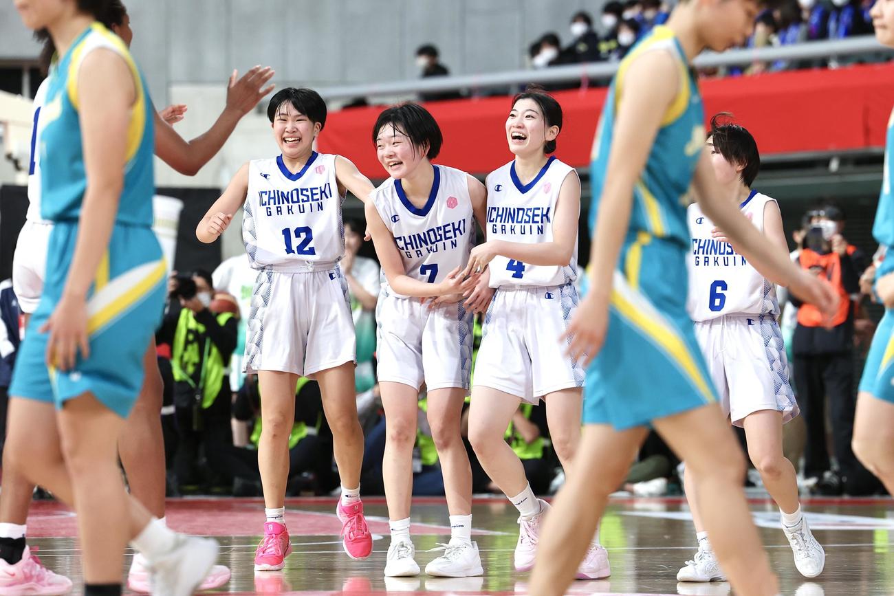一関学院対札幌山の手　勝利し喜ぶ一関学院の選手たち（撮影・宮地輝）