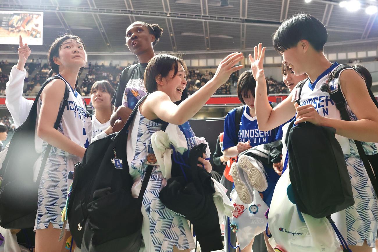 一関学院対札幌山の手　勝利を喜ぶ一関学院の選手たち（撮影・宮地輝）