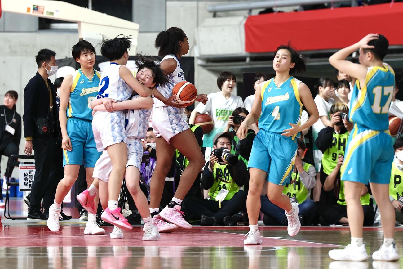 一関学院対札幌山の手　札幌山の手に勝利し喜ぶ一関学院の選手たち（撮影・宮地輝）