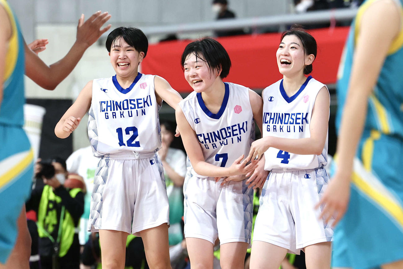 一関学院対札幌山の手　勝利し喜ぶ一関学院・高橋（左）、児玉（中央）、伊藤（撮影・宮地輝）