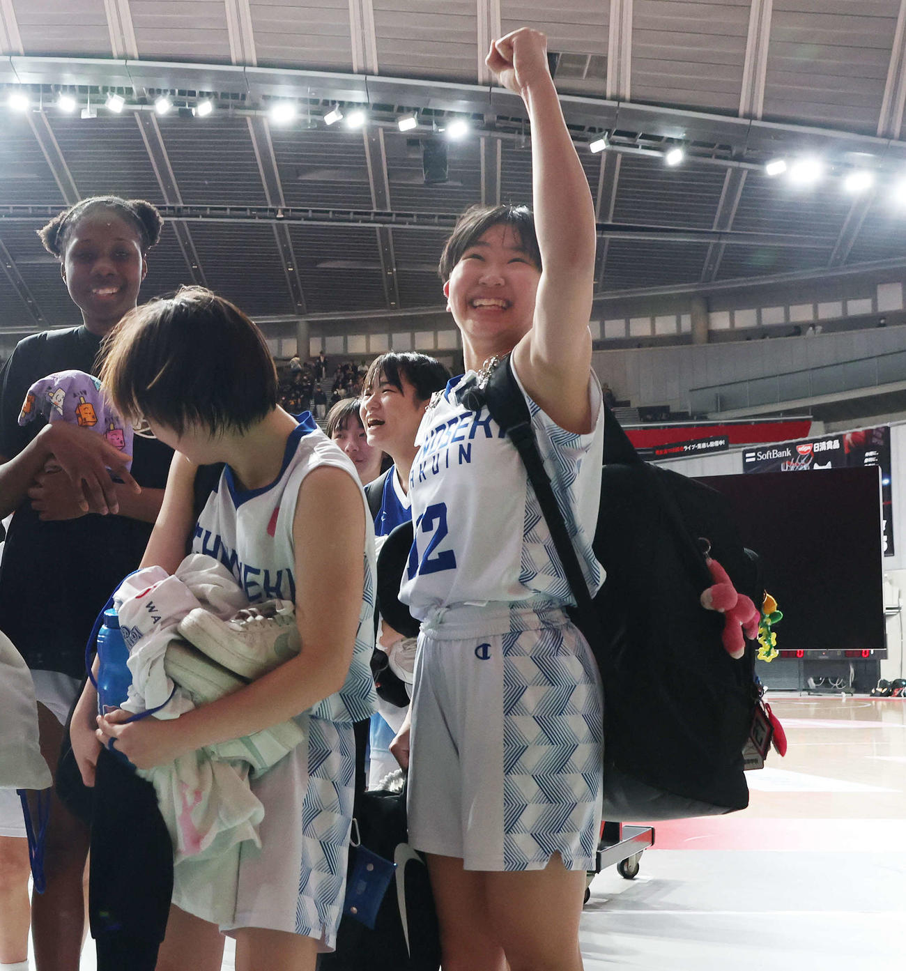 一関学院対札幌山の手　勝利を喜ぶ一関学院・高橋（右）ら（撮影・宮地輝）