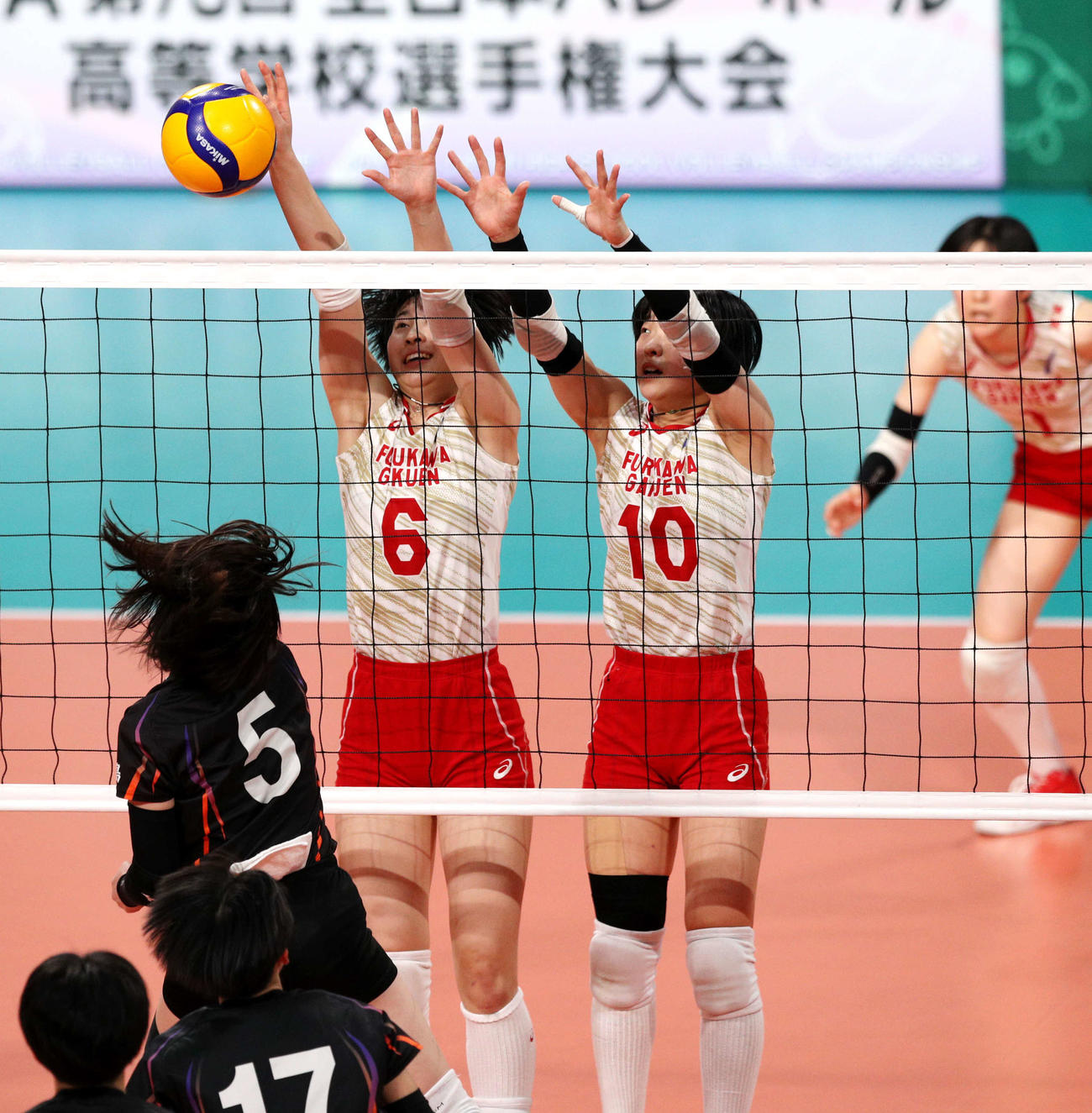 古川学園対城南　第2S、ブロックする古川学園の三浦（右）と高橋（撮影・木村有優）