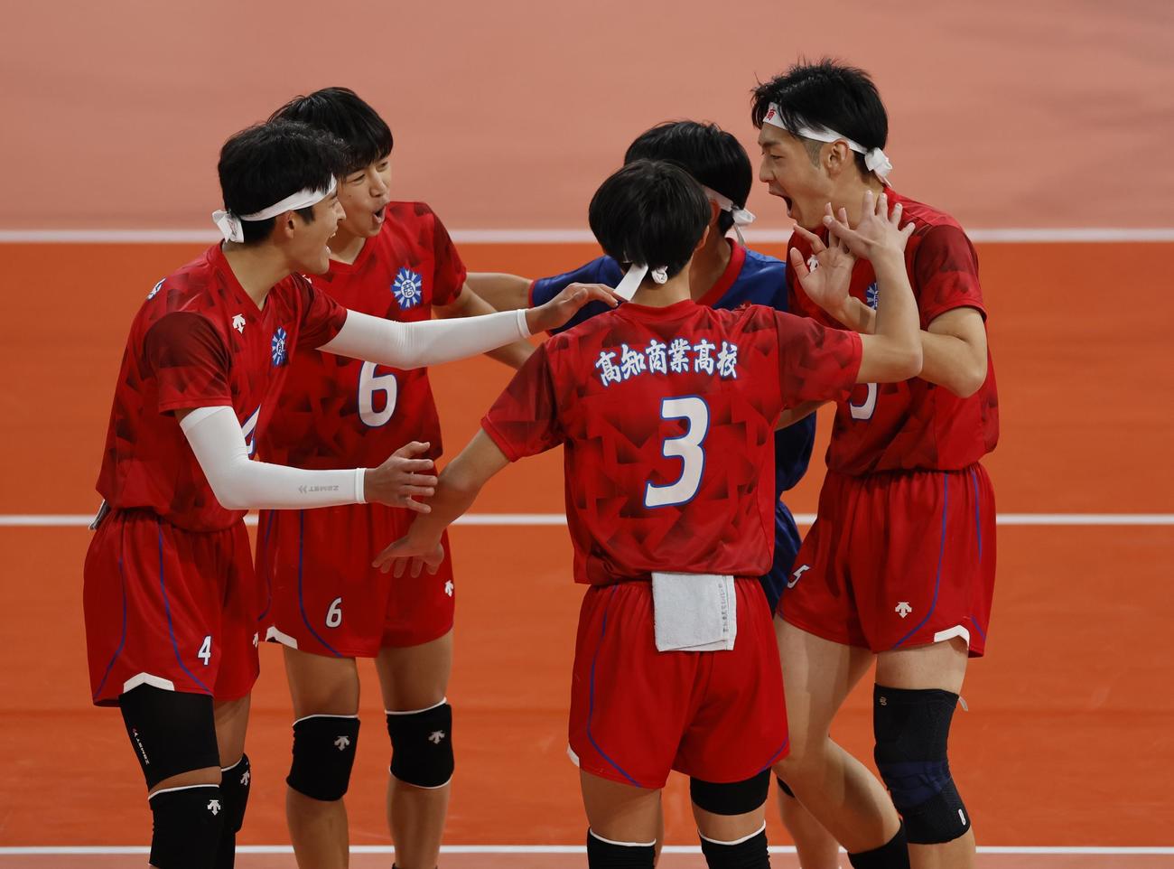 高知商対日本航空　第1セット
得点を喜び合う高知商の選手たち（撮影・山本朝陽）