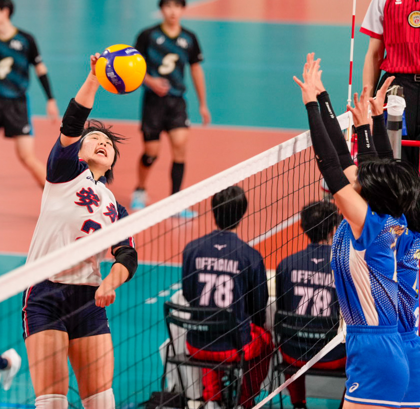西原対安来　第1セット　スパイクを放つ安来・佐野（左）（撮影・小島史椰）