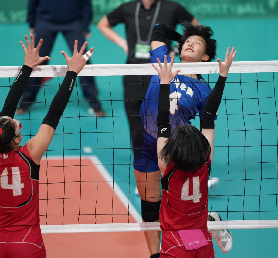 高知中央対日南学園　第1セット　スパイクを放つ日南学園・黒仁田（奥）（撮影・小島史椰）