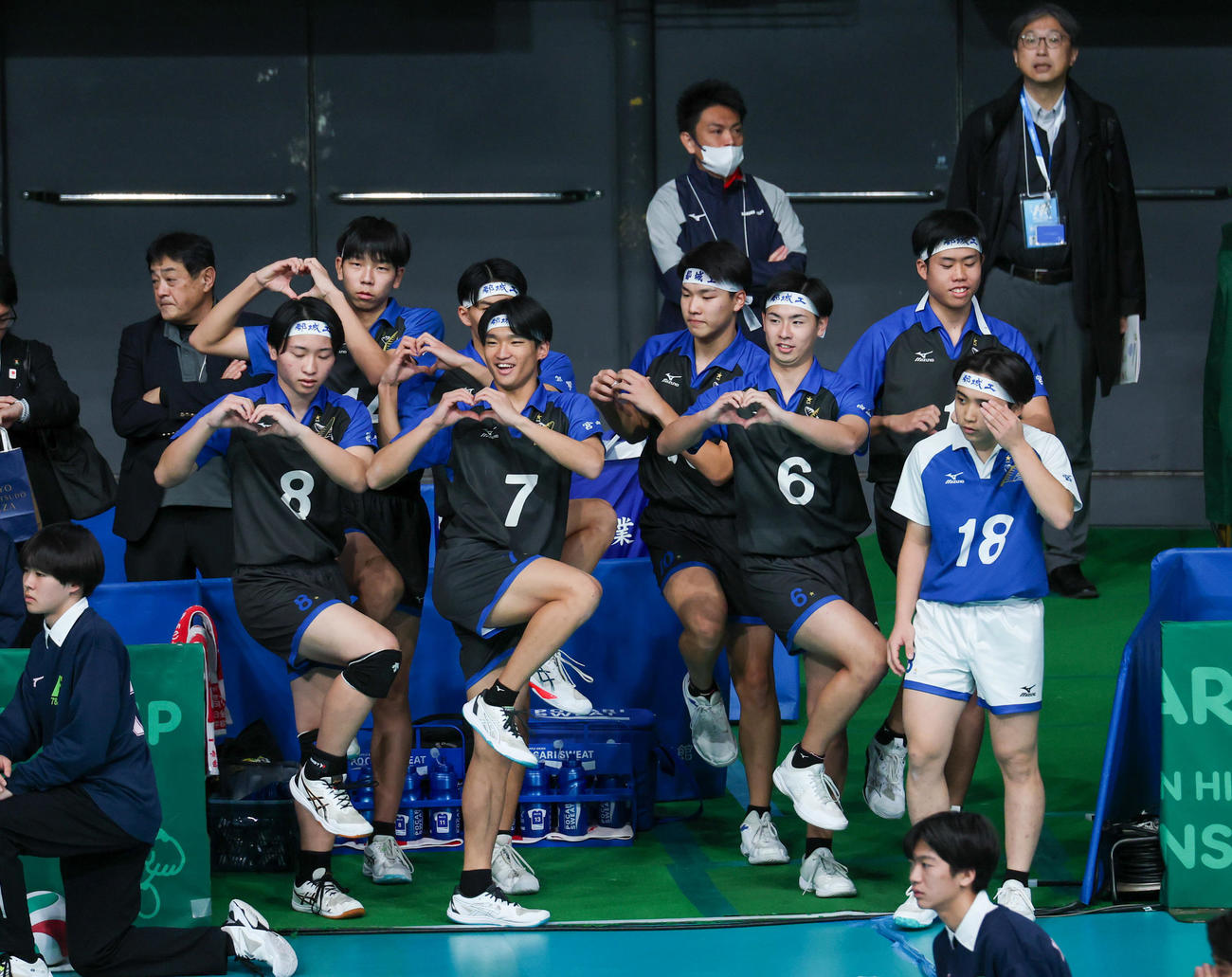 都城工対徳島科学技術　第1セット、得点し、ダンスする都城工の控え選手（撮影・増田悦実）