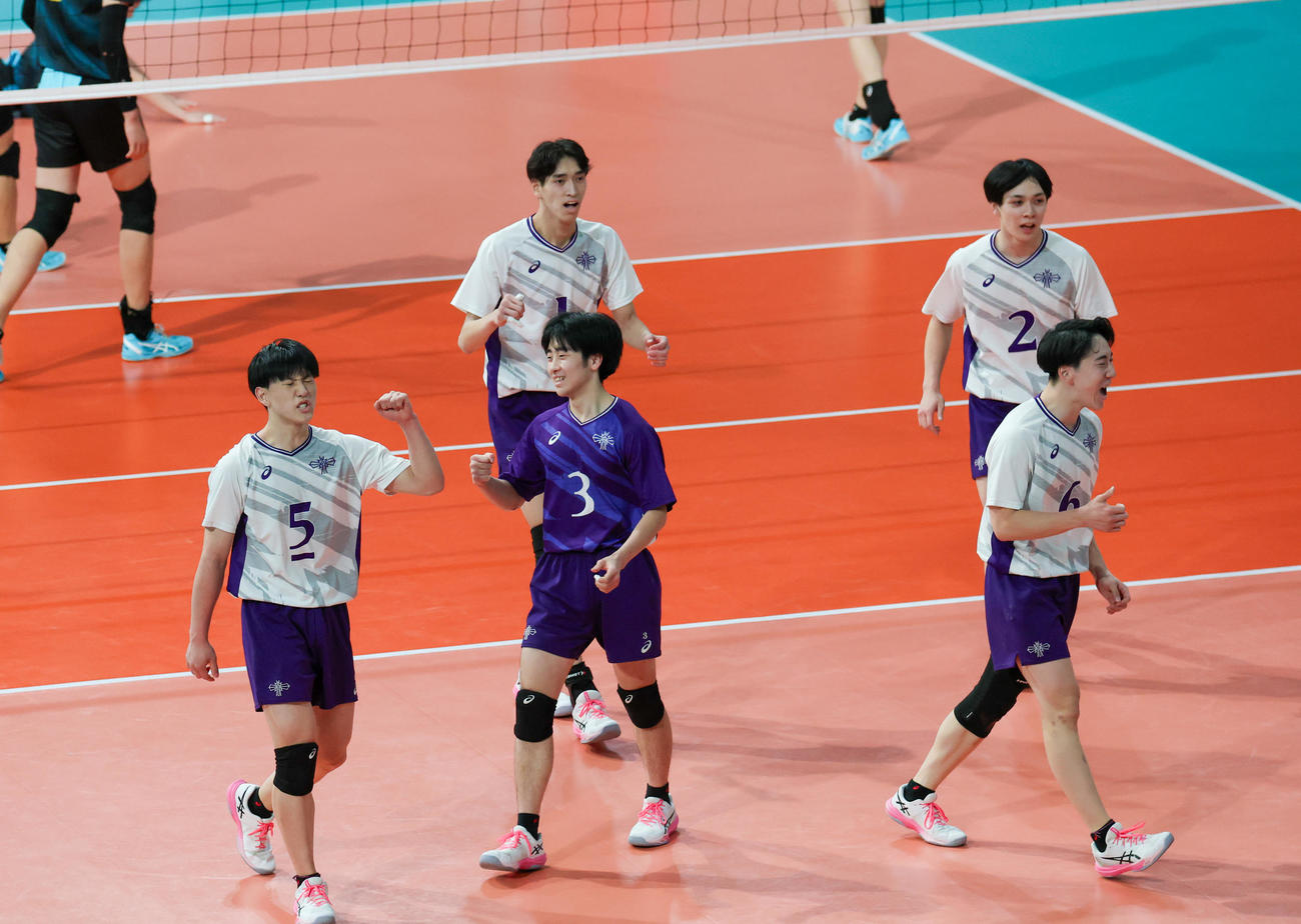 山形中央対松本国際　第1セット、スパイクが決まり喜ぶ山形中央の選手たち（撮影・増田悦実）