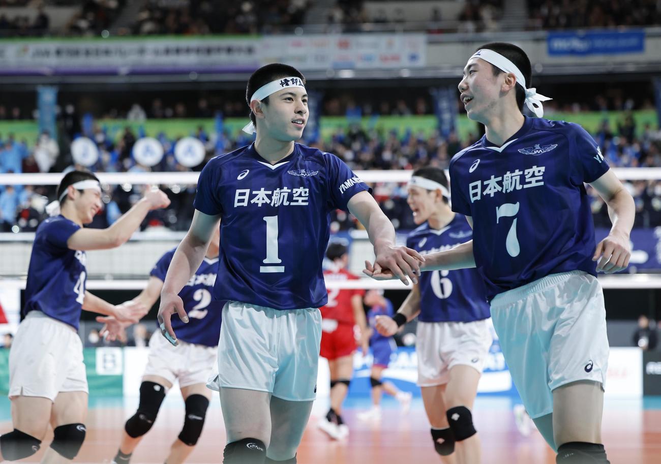 高知商対日本航空　第2セット　得点を喜び合う日本航空の選手たち（撮影・山本朝陽）