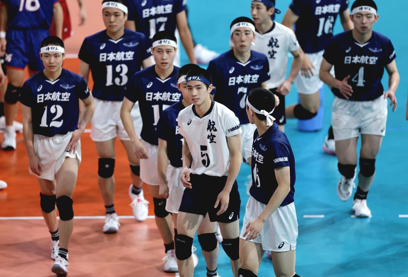 高知商対日本航空　高知商を下し、あいさつに向かう日本航空の選手たち（撮影・山本朝陽）