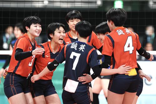 土浦日大対誠英　スパイクを決めチームメートと喜ぶ誠英・樋口（左から2人目）