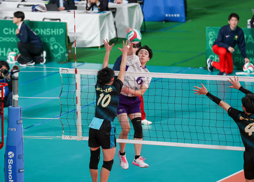 山形中央対松本国際　第1セット、スパイクを放つ山形中央・佐藤（撮影・増田悦実）