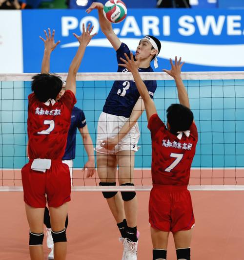 高知商対日本航空　第1セット
スパイクを放つ日本航空・エルデネ（中央）（撮影・山本朝陽）