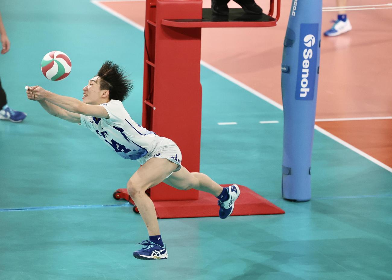 近江対川内商工　第2S、ボールに食らいつく近江・北川（撮影・河田真司）