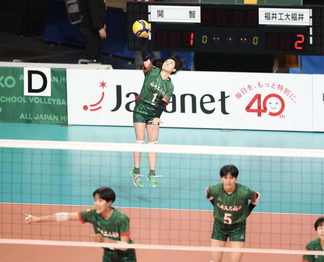 開智対福井工大福井　第1S、サーブを放つ福井工大福井・白鳥（撮影・河田真司）