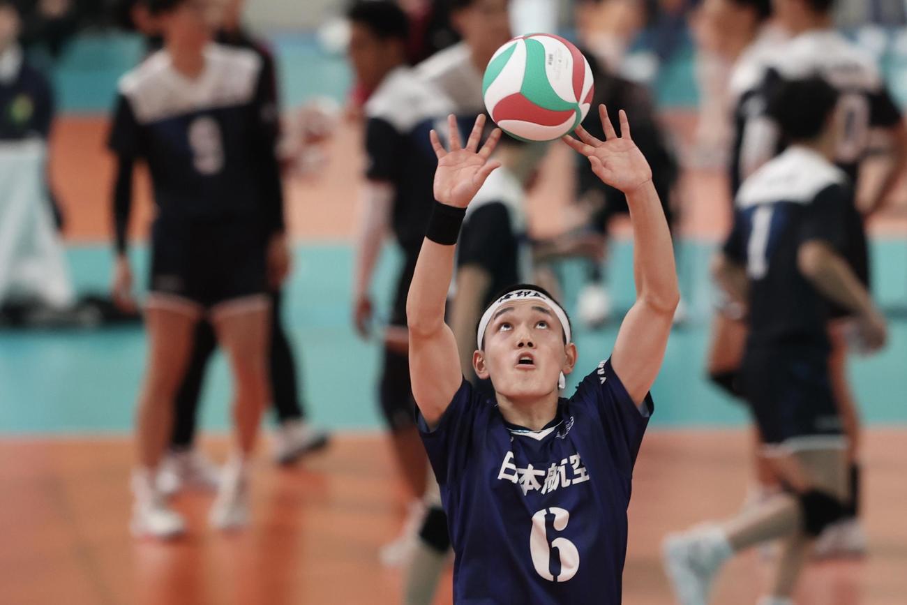 佐賀学園対日本航空　第1S、トスを上げる日本航空・清武（撮影・河田真司）