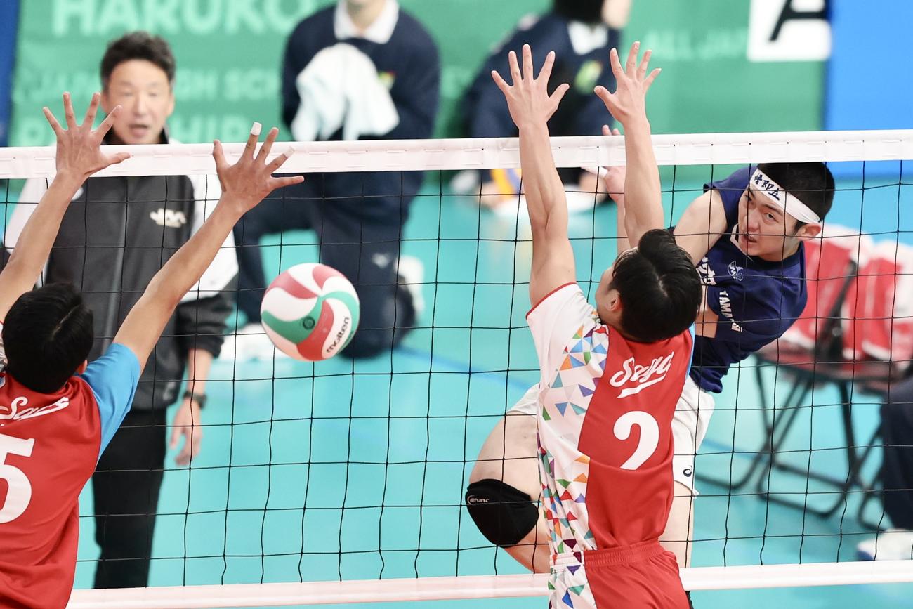 佐賀学園対日本航空　第1S、スパイクを放つ日本航空・前嶋（撮影・河田真司）