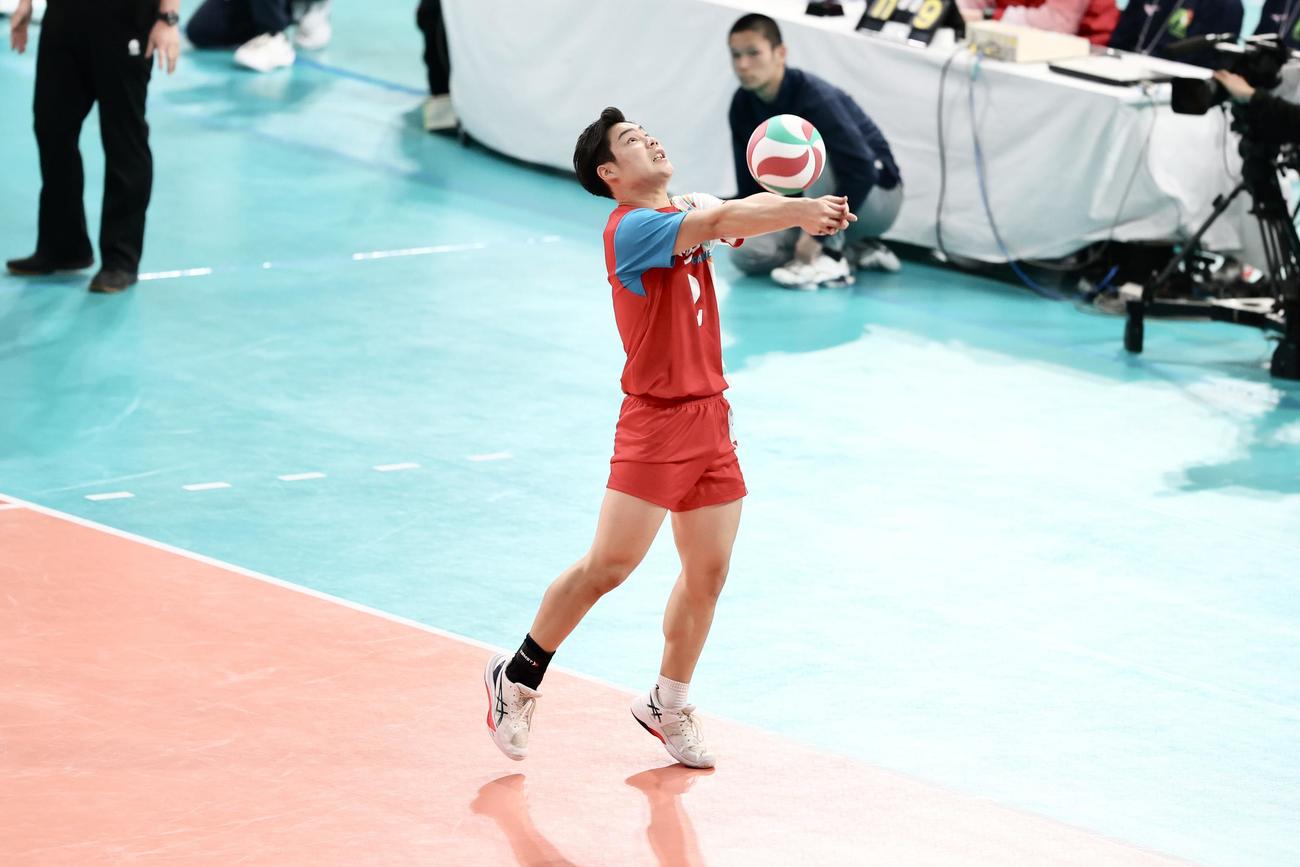 佐賀学園対日本航空　第1S、トスを上げる佐賀学園・平野（撮影・河田真司）