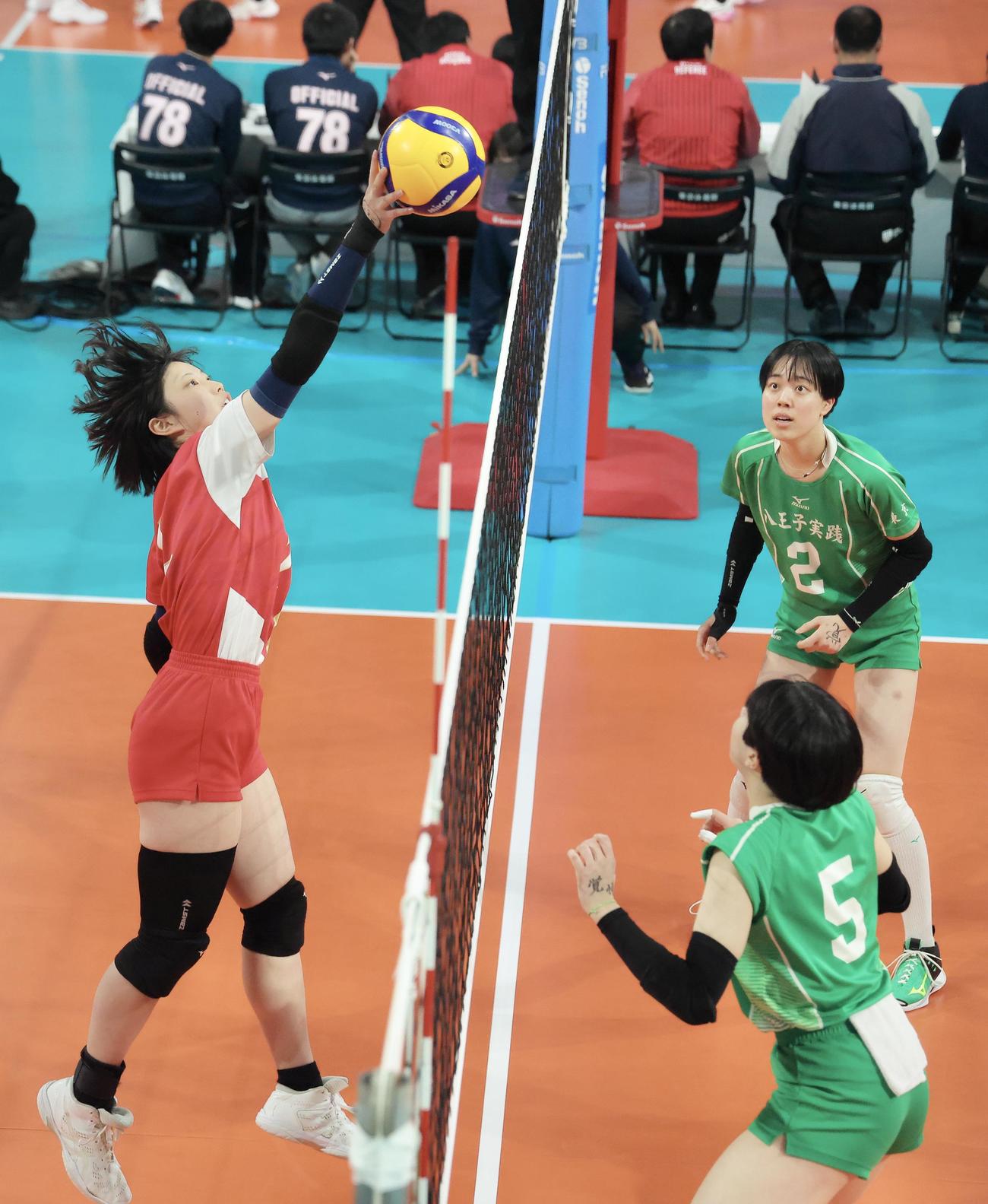 新発田商対八王子実践　第2S、攻める新発田商・渡辺（左）（撮影・河田真司）