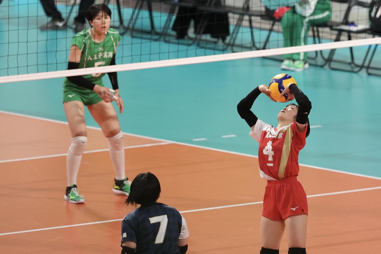 新発田商対八王子実践　第2S、トスを上げる新発田商・沢（撮影・河田真司）