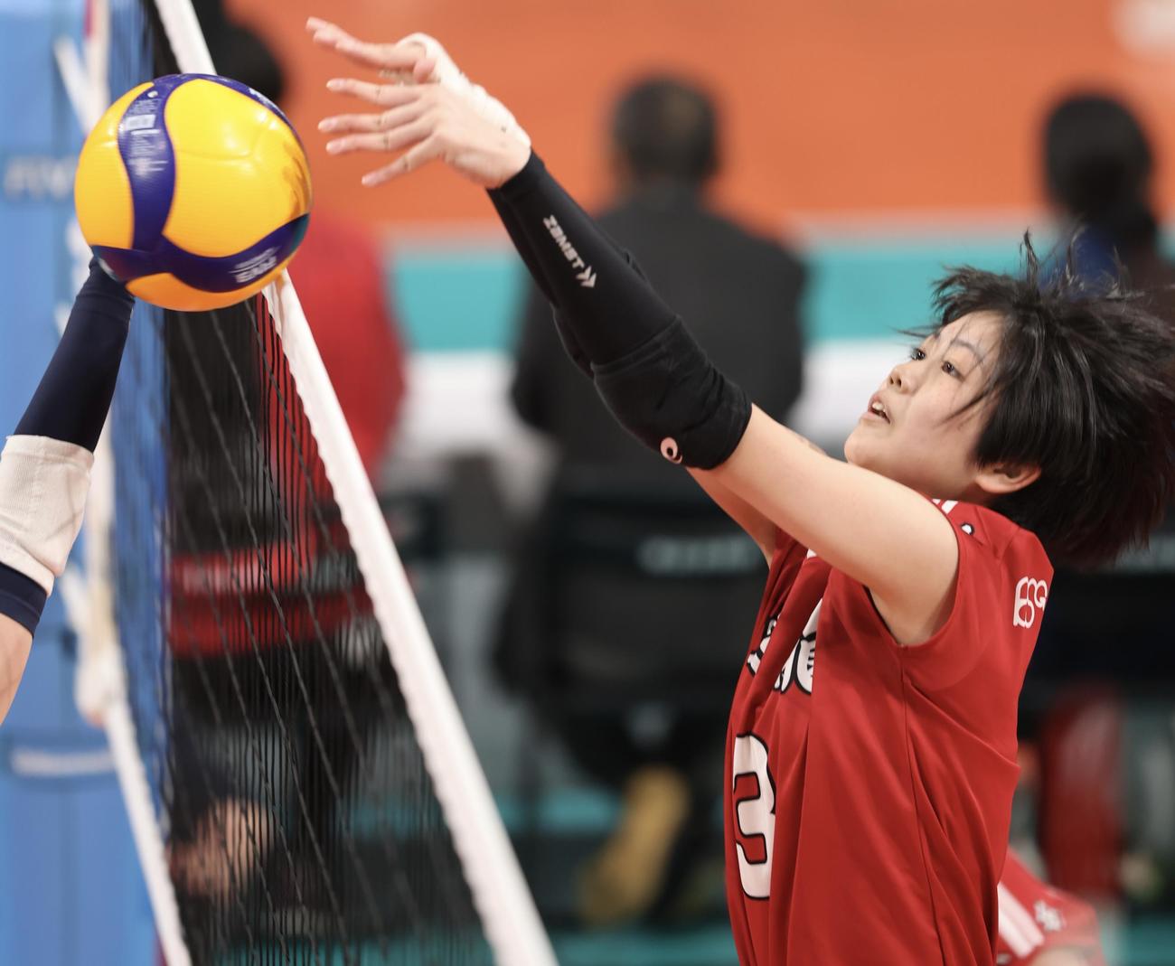 東九州龍谷対都市大塩尻　第1S、ボールを押し込む東九州龍谷・大石（撮影・河田真司）