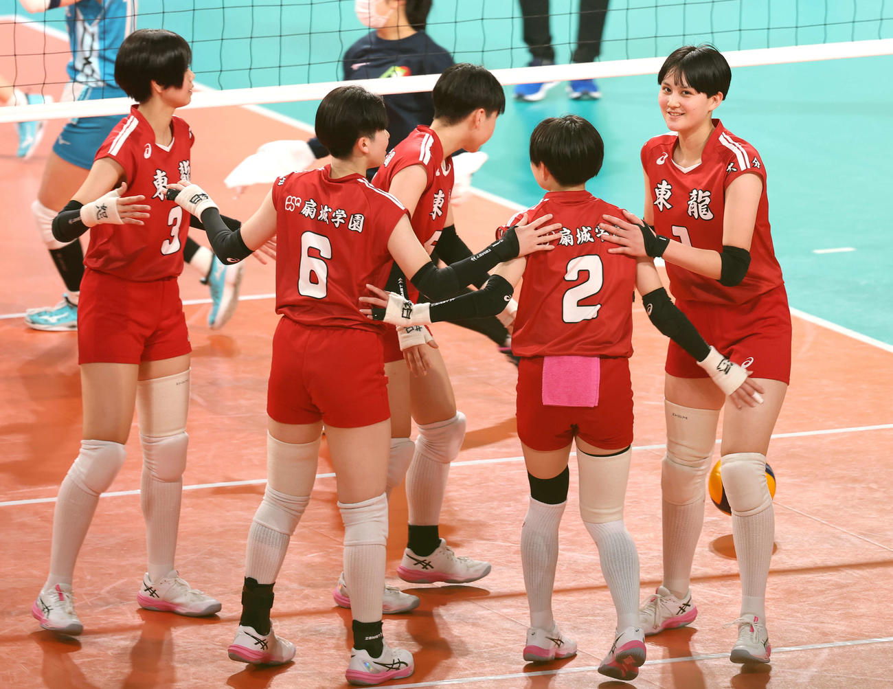 東九州龍谷対都市大塩尻　東九州龍谷・忠願寺莉桜（右）（撮影・河田真司）