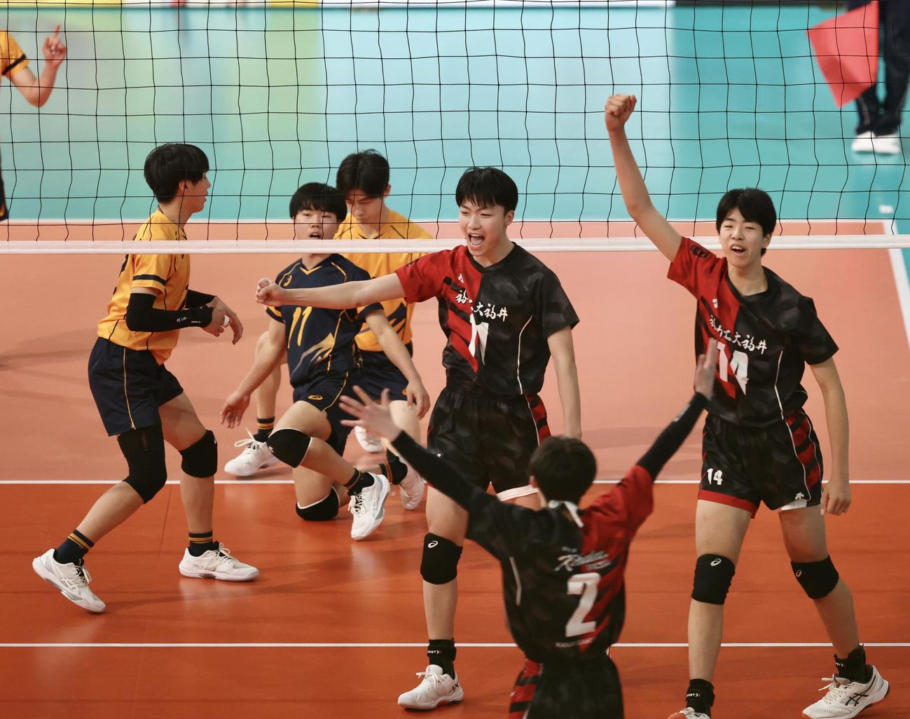 岡山東商対福井工大福井　第2S、ポイントする福井工大福井（撮影・河田真司）