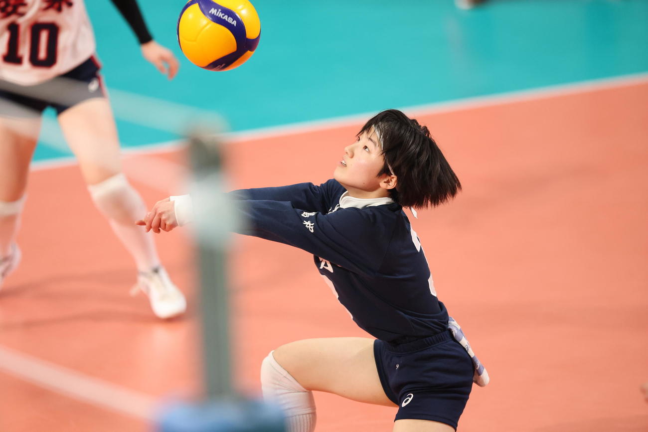 米沢中央対安来　第2S、レシーブする安来・神庭（撮影・河田真司）