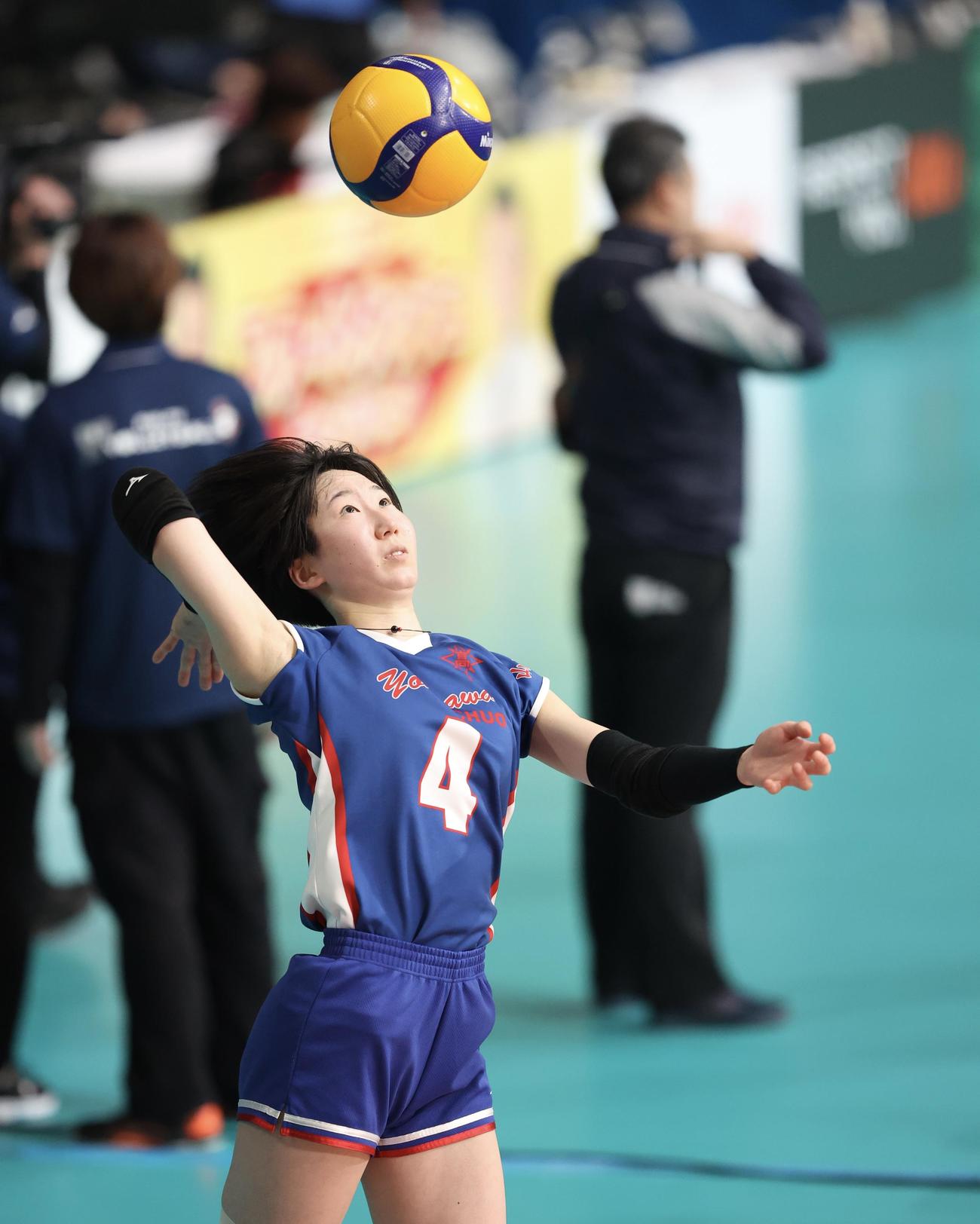 米沢中央対安来　第2S、サーブを放つ米沢中央・深沢（撮影・河田真司）