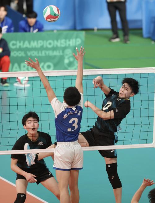 都城工対松本国際　第1S、ボールを押し込む松本国際・長縄（撮影・河田真司）