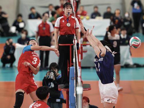 佐賀学園対日本航空　第1S、スパイクを放つ佐賀学園・小部（左）（撮影・河田真司）