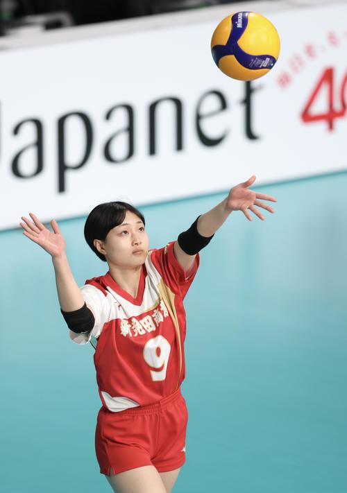 新発田商対八王子実践　第2S、サーブを放つ新発田商・小林（撮影・河田真司）