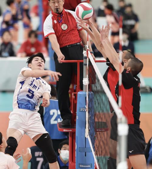 近江対川内商工　第1S、ボールを押し込む近江・浅野（左）（撮影・河田真司）