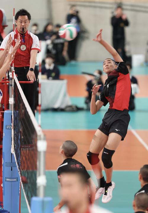 近江対川内商工　第1S、スパイクを放つ川内商工・田中（撮影・河田真司）