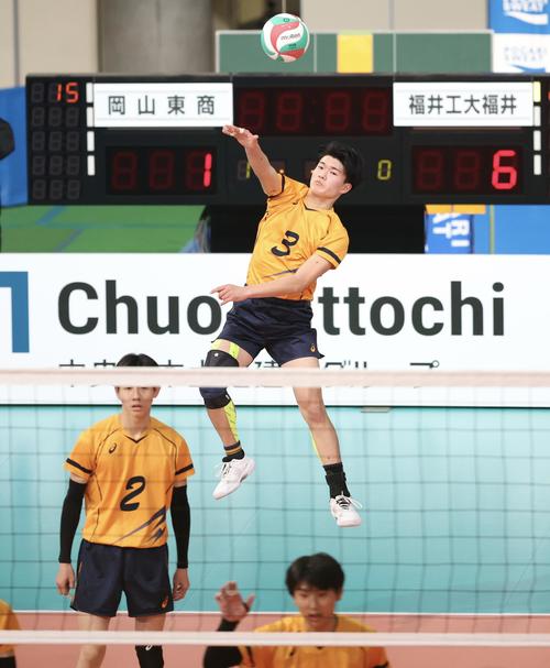 岡山東商対福井工大福井　第2S、サーブを放つ岡山東商・谷本（撮影・河田真司）