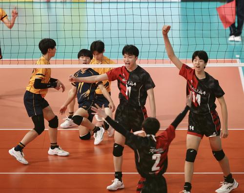 岡山東商対福井工大福井　第2S、ポイントする福井工大福井（撮影・河田真司）