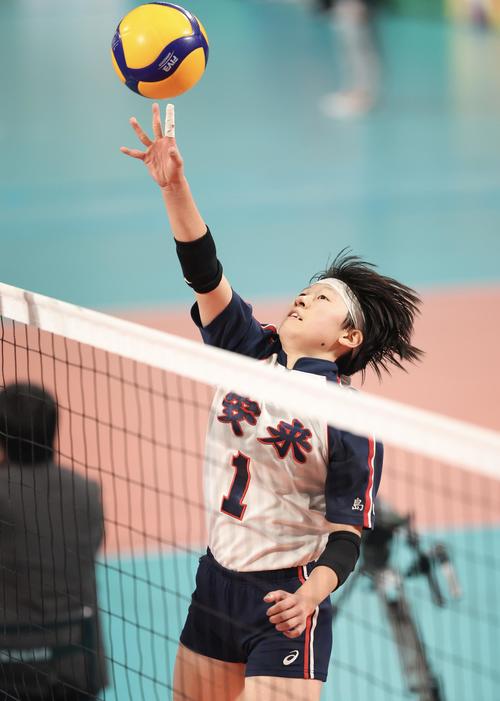 米沢中央対安来　第2S、ボールを押し込む安来・仁田（撮影・河田真司）