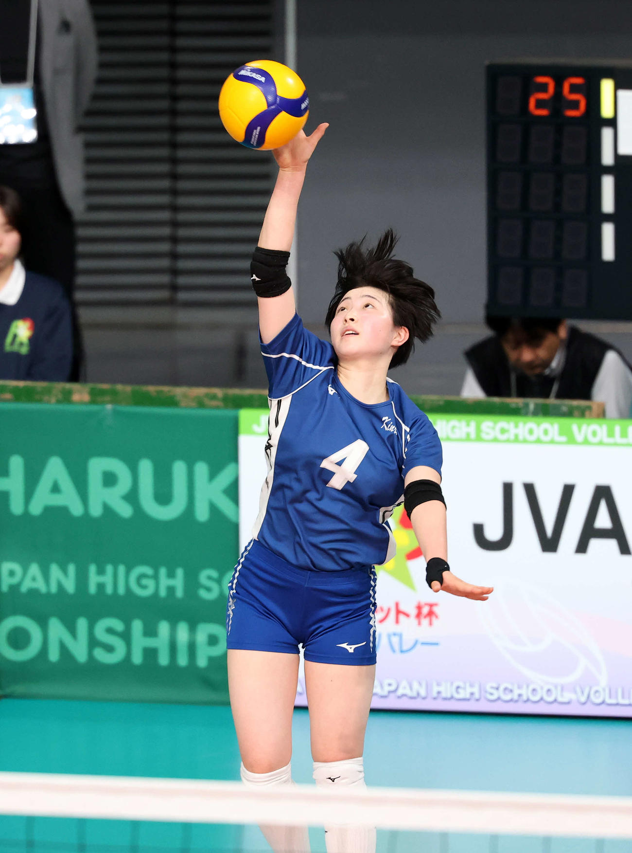 金蘭会対誠英　第1セット、サーブを放つ金蘭会・中山（撮影・鈴木正人）