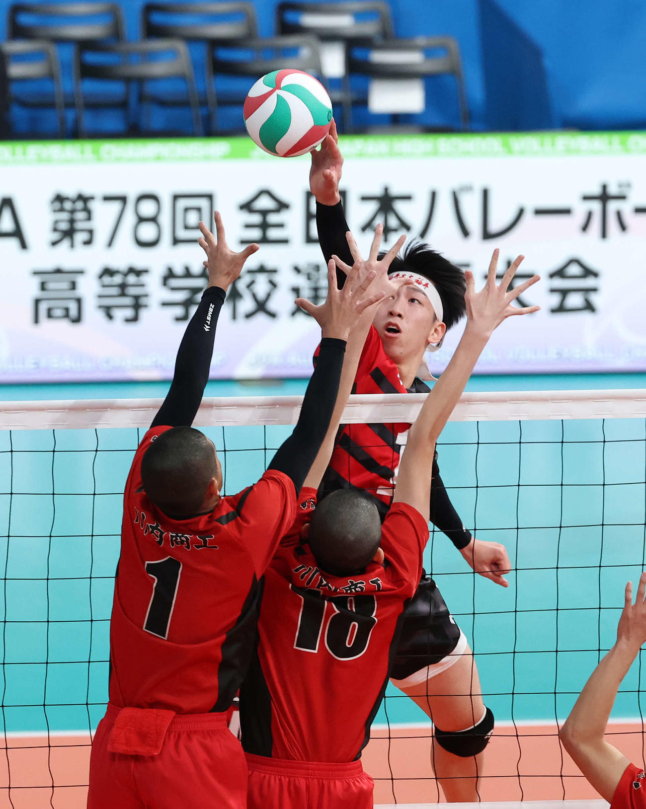 川内商工対福井工大福井　第1セット、ボールを押し込む福井工大福井・能美（撮影・鈴木正人）