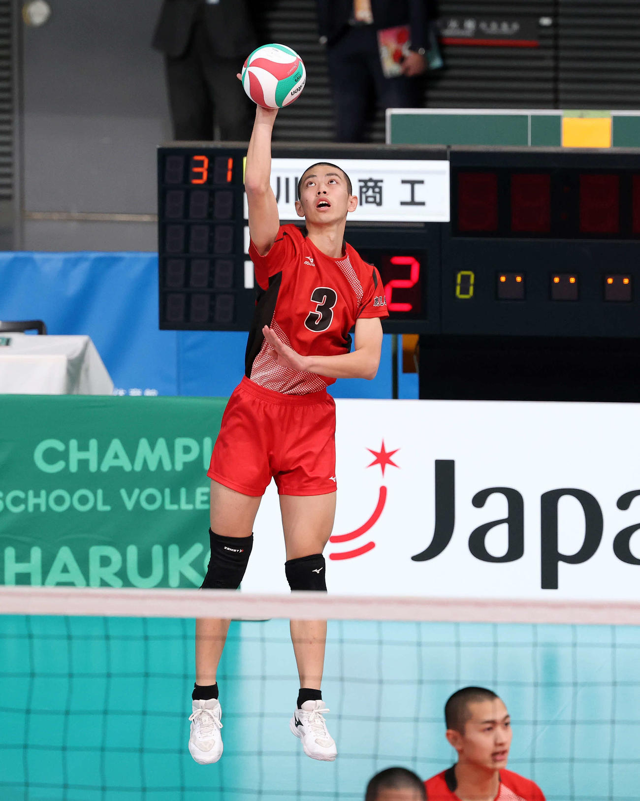 川内商工対福井工大福井　第2セット、サーブを放つ川内商工・吉永（撮影・鈴木正人）