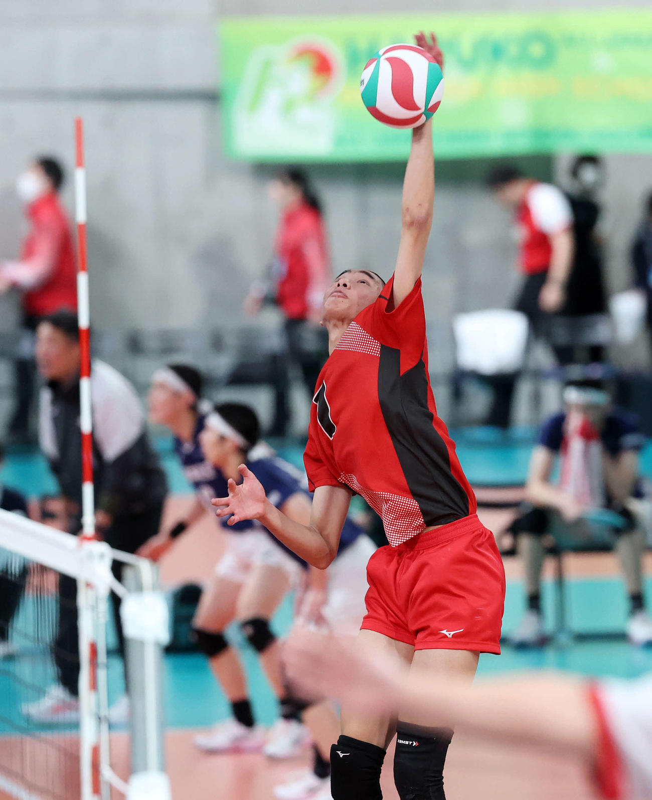 川内商工対福井工大福井　第3セット、スパイクを放つ川内商工・尾田原（撮影・鈴木正人）