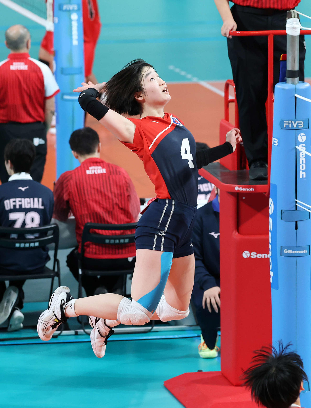福井工大福井対熊本信愛女学院　第2セット、スパイクを放つ熊本信愛女学院・南（撮影・鈴木正人）