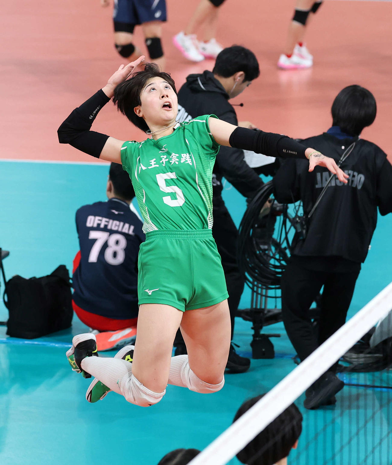 八王子実践対横浜隼人　第1セット、スパイクを放つ八王子実践・米谷（撮影・鈴木正人）