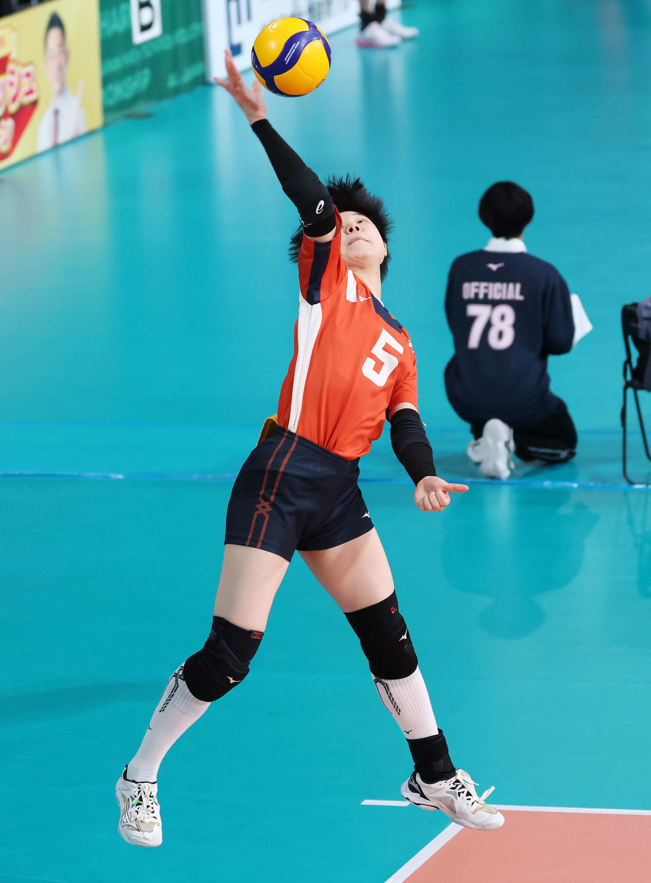 金蘭会対誠英　第2セット、サーブを放つ誠英・新倉（撮影・鈴木正人）