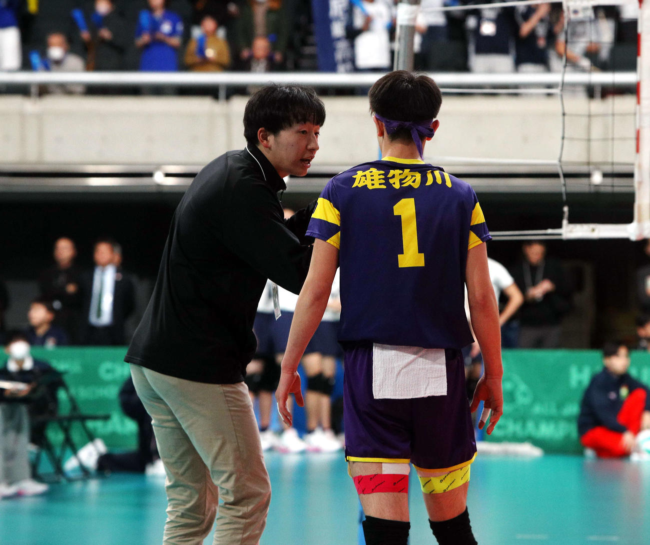 雄物川対市尼崎　第1セット、選手と話す雄物川・赤川監督（左）（撮影・木村有優）