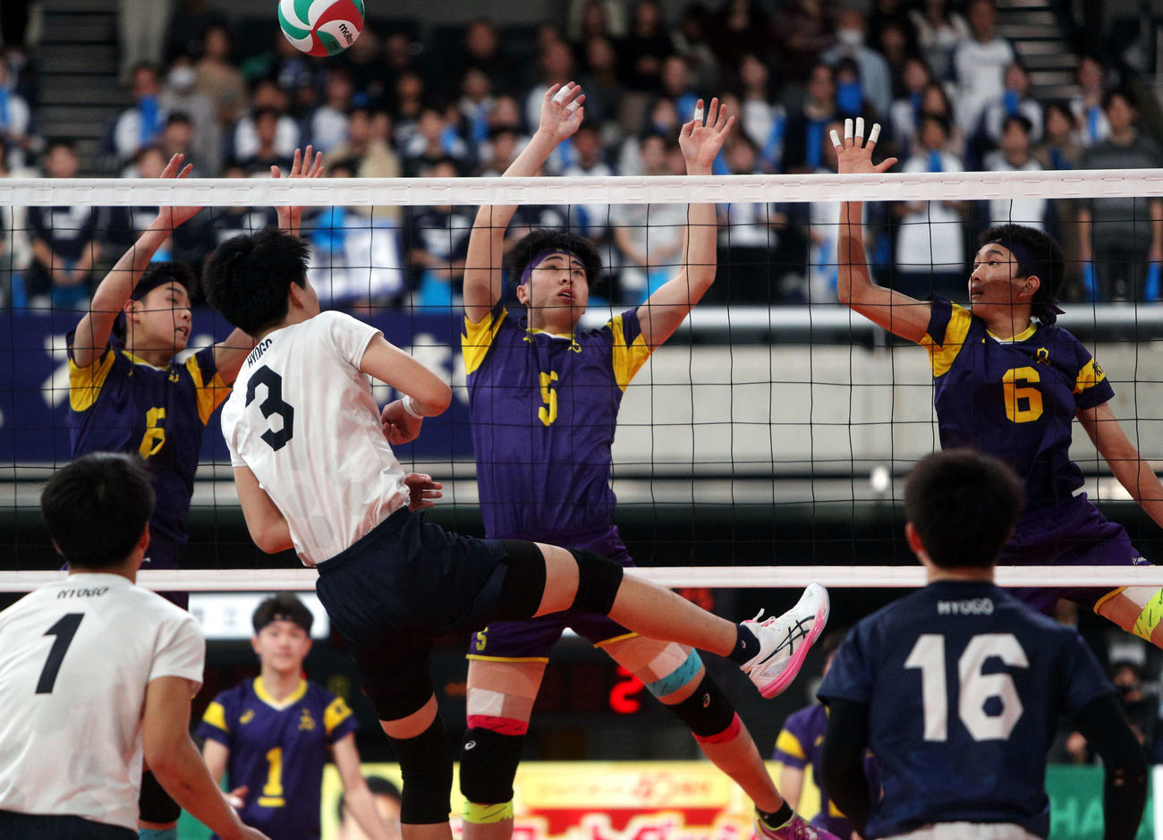 雄物川対市尼崎　第2セット、ブロックする雄物川の選手ら（撮影・木村有優）