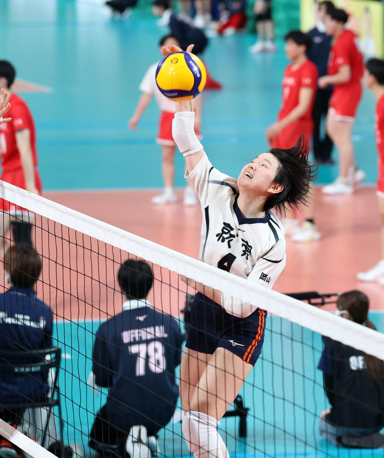 細田学園対就実　第2セット、スパイクを放つ就実・比留間（撮影・鈴木正人）